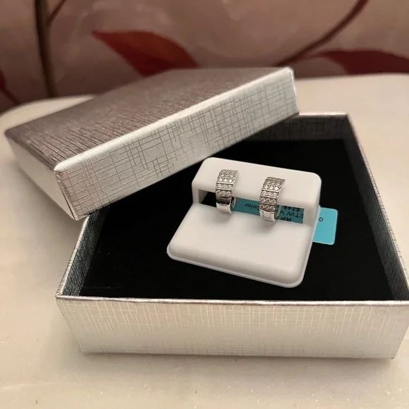 Moissanite 925 Sterling Silver Huggie Earrings 0.53 CTW VVSD (NWT) - Picture 6 of 10